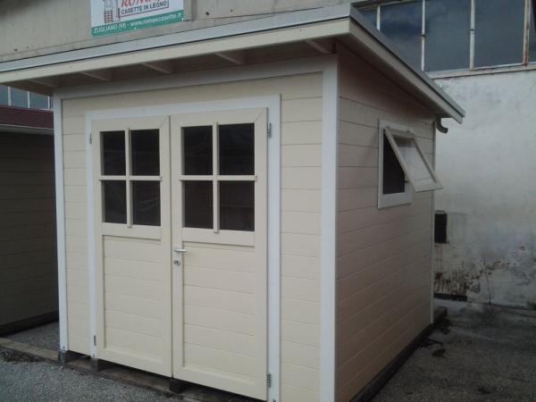 FOTO 37 casetta a pareti colorata con tetto ad una pendenza cm 250x240 con aggiunta di : laccatura avorio, bordi bianchi, porta doppia cm 160, finestre fisse sulle porte, grondaia.